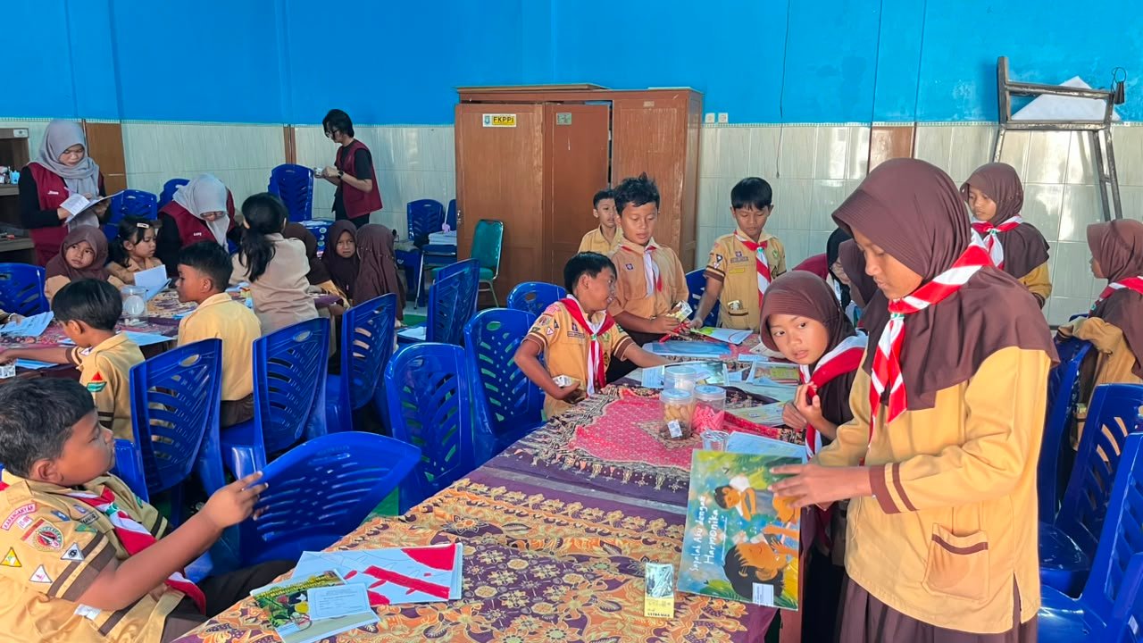 SD 01 Ngadirejo Membaca di Perpustakaan Desa Ngadirejo